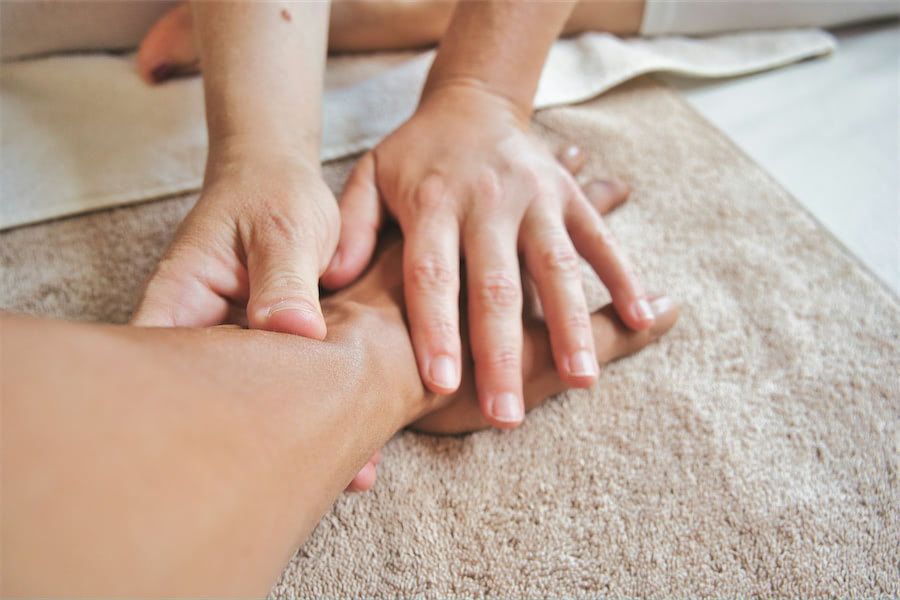 Praktische Anwendung der Aroma Touch Massage