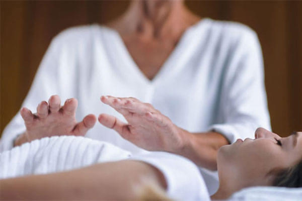 FRau bekommt eine Aroma Touch Massage.