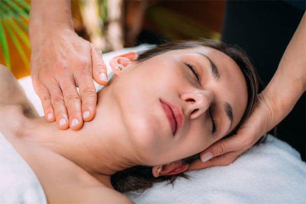 Kopf einer Frau bei der Behandlung mit Reiki