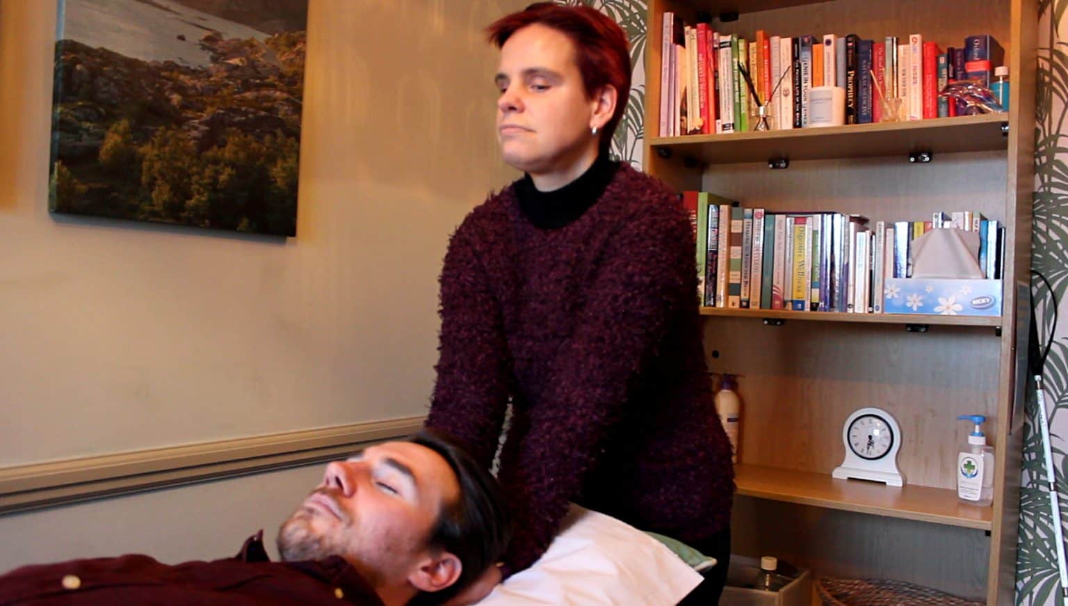 Melanie Leamy bei einer Reiki Behandlung