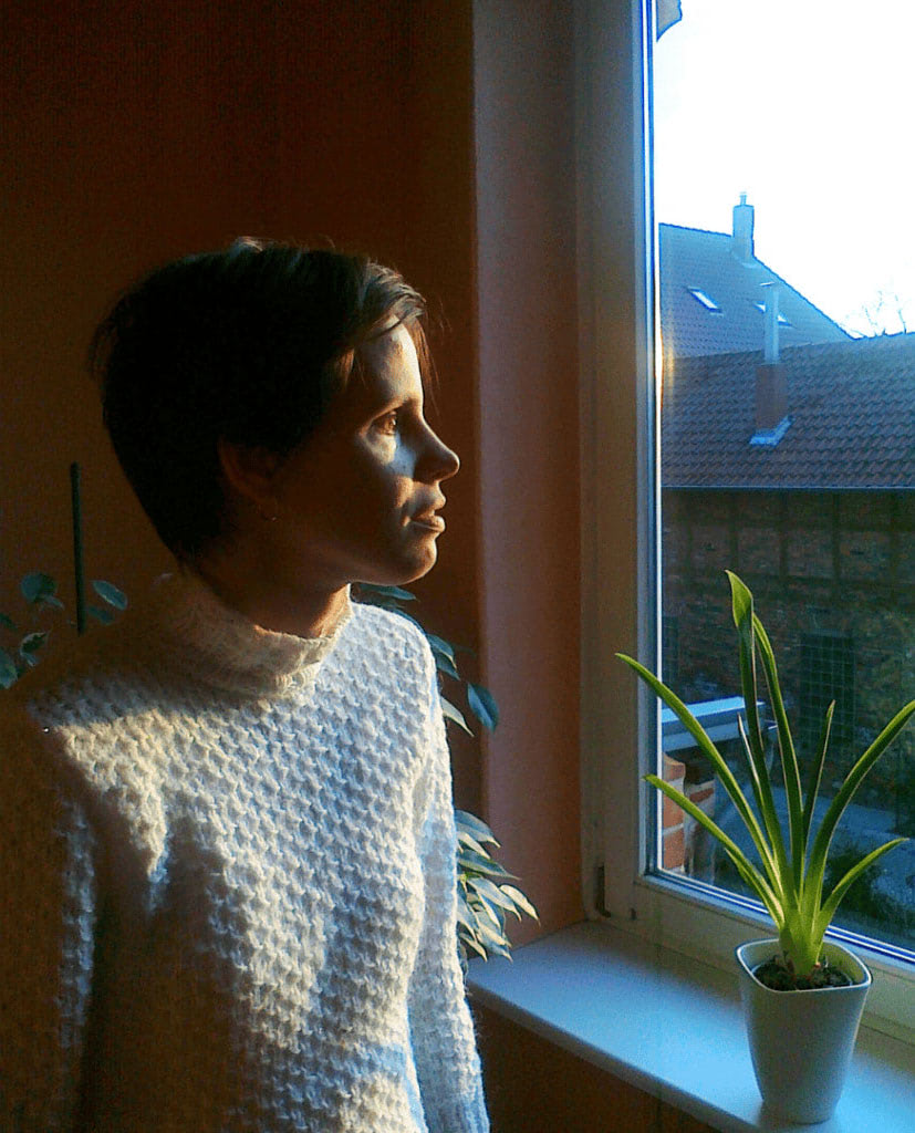 Melanie Leamy am Fenster sitzend