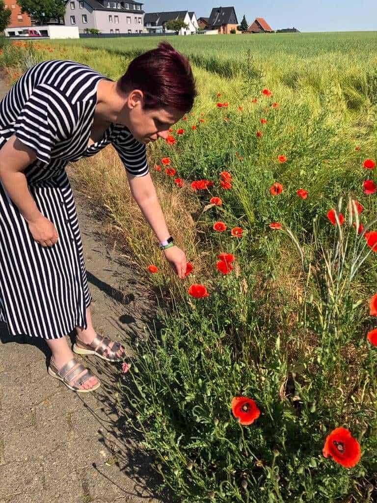 Melanie Leamy mit Blumen am Wegesrand